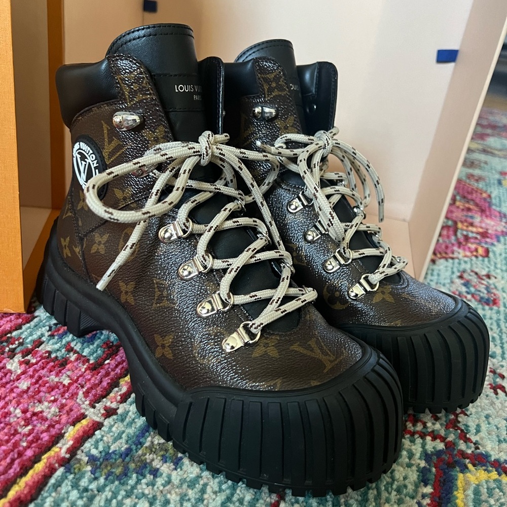 Louis Vuitton Ruby Flat Ranger boots. Size 8.5